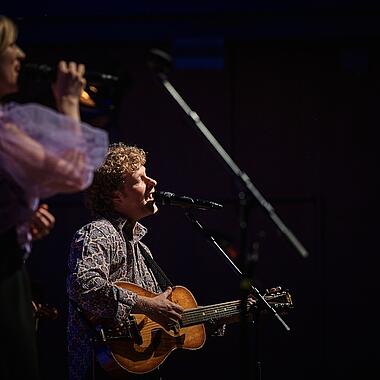 Ida Marie Jessen and Ove Thomsen are playing their festival song.