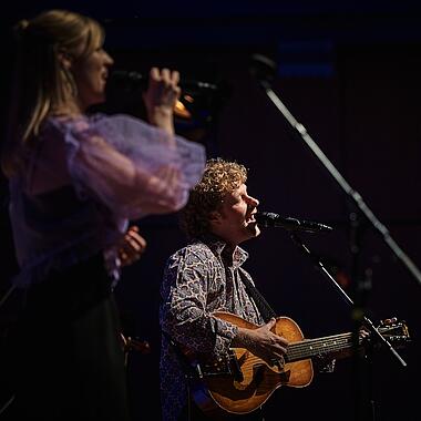 Ida Marie Jessen and Ove Thomsen are playing their festival song.