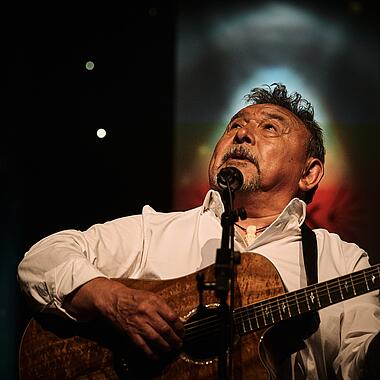 Rasmus Lyberth playing at the Nordsee concert